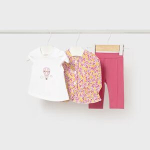 ensemble rose à fleur et t shirt blanc imprimé mongolfiere