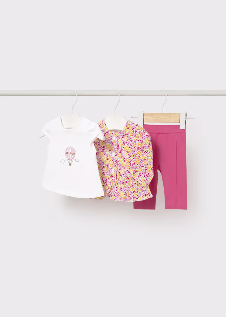ensemble rose à fleur et t shirt blanc imprimé mongolfiere