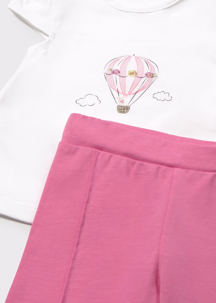ensemble rose à fleur et t shirt blanc imprimé mongolfiere – Image 3